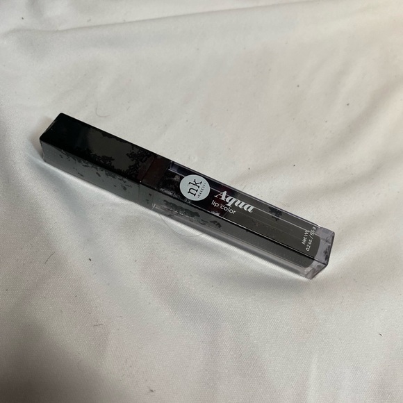 Aqua Lip Shine | Lipgloss - NICKA K NEW YORK Brand Color Smoky Black - Picture 3 of 5